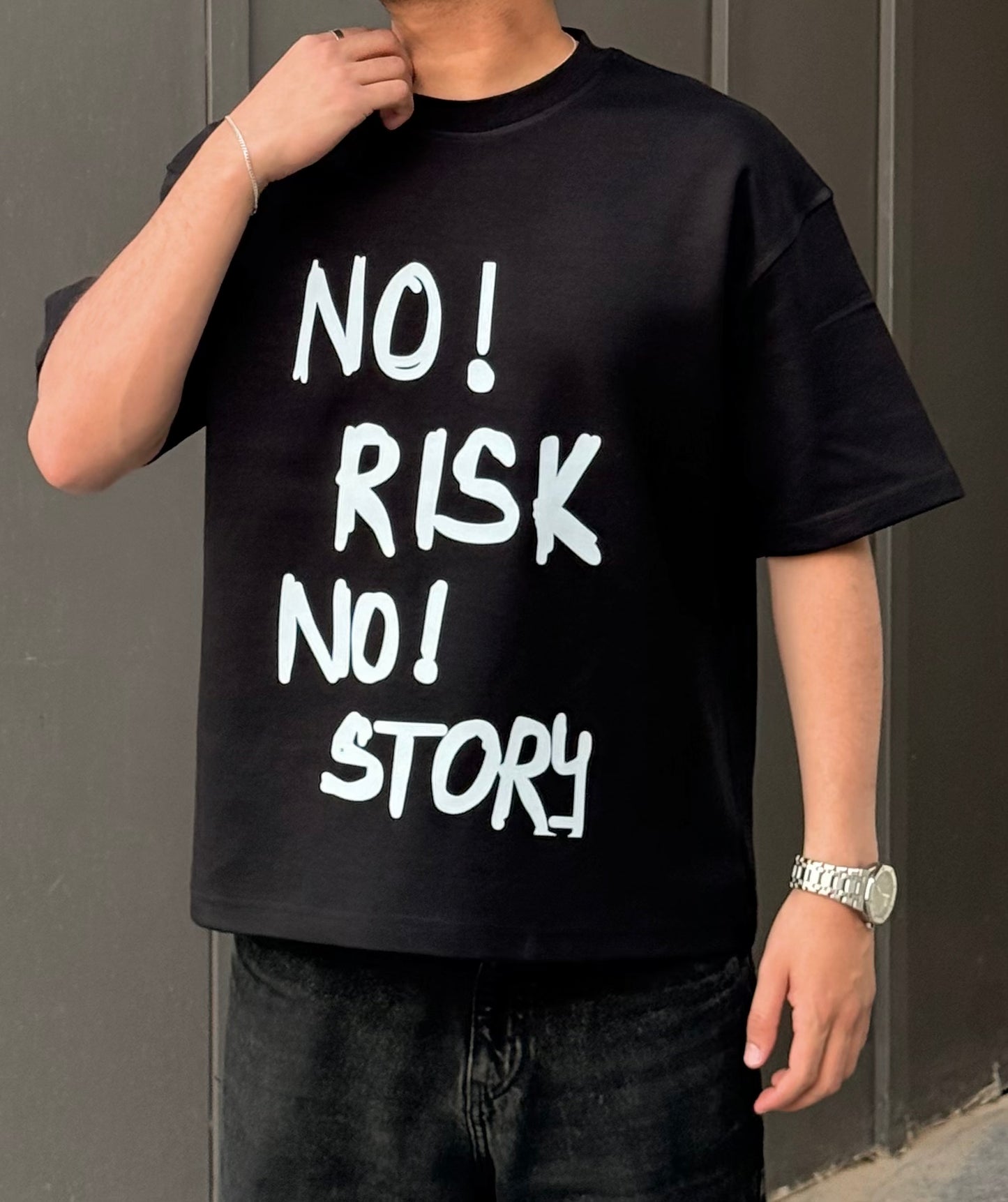 BLACK RISKY BOX-FIT TEE