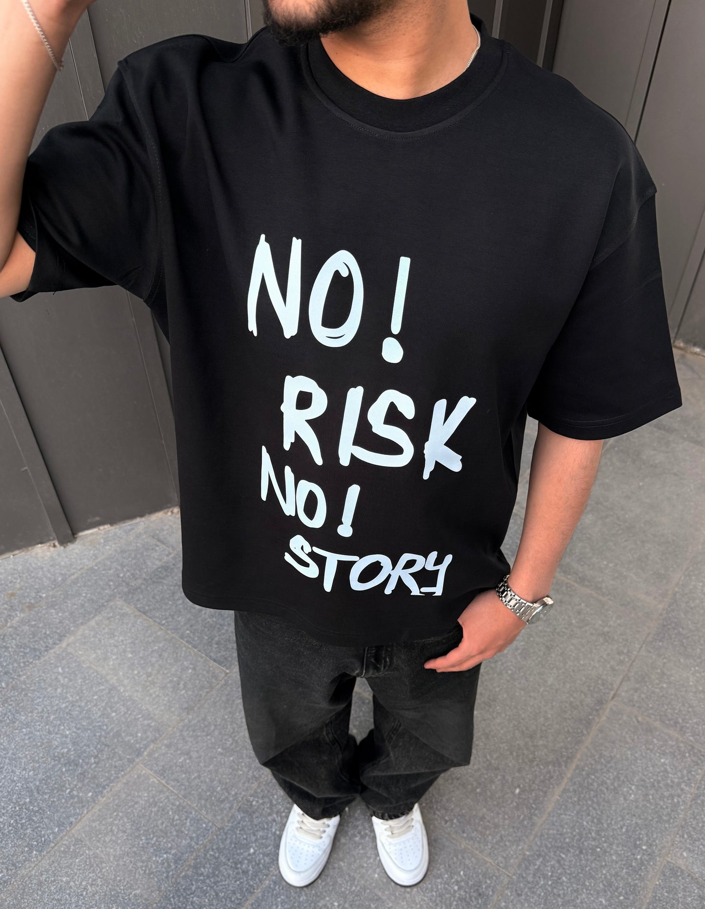 BLACK RISKY BOX-FIT TEE